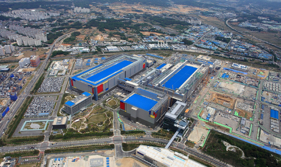 Samsung Electronics' chip manufacturing complex in Pyeongtaek, Gyeonggi where some of the most advanced chips of the company are produced. [SAMSUNG ELECTRONICS]