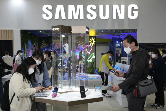 Visitors try out Samsung Electronics Galaxy smartphones during the 2022 World IT show at the Convention and Exhibition center in Seoul, South Korea, on April 20, 2022. [AP]