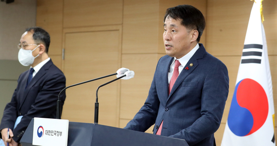 Jang Young-jin, vice minister of trade, industry and energy, announce plans to ease visa requirements for foriegners graduating from shipbuilding-related majors in Korea at a press conference on Friday. [NEWS1]
