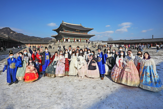 A group of Singaporean travelers pose for a picture at Gyeongbok Palace during their visit to Seoul on Dec. 28. They say their favorite part of the tour in Seoul was trying on hanbok (Korean traditional dress) and taking photographs around the royal palace. [PARK SANG-MOON]