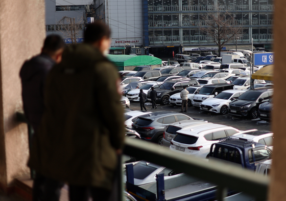 Vehicles are parked at the Janganpyeong used-car market in Seoul on Thursday as used-car prices continue to fall. [YONHAP]