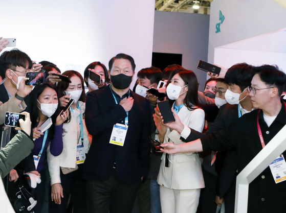 SK Group Chairman Chey Tae-won emphasized the importance of carbon reduction during a booth tour Friday at CES 2023 in Las Vegas. [SK INC.]  