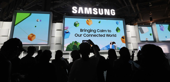 Visitors line up in front of Samsung Electronics' booth at the CES 2023 trade show. [YONHAP]