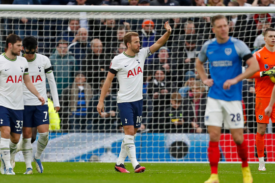 Tottenham Hotspur's Harry Kane, center, celebrates after scoring in an FA Cup third round match against Portsmouth at Tottenham Hotspur Stadium in London on Saturday.  [AFP/YONHAP]