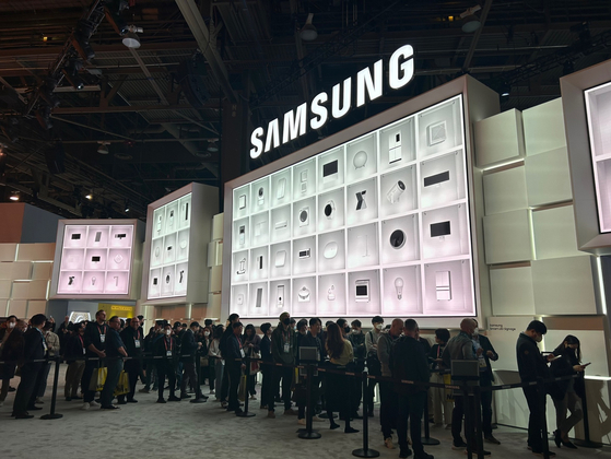 People line up to get into Samsung Electronics' booth at CES 2023 in Las Vegas. [SARAH CHEA]