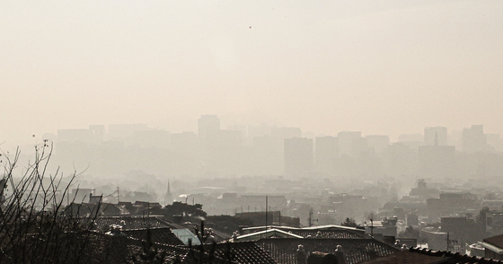 Fine dust blankets Seoul on Sunday. Korea’s air quality was the worst this season over the weekend. [YONHAP]