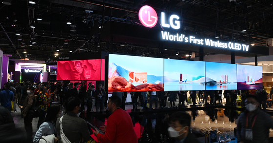 Visitors line up in front of LG Electronics' booth at the CES 2023 in Las Vegas on Jan. 5. [NEWS1]
