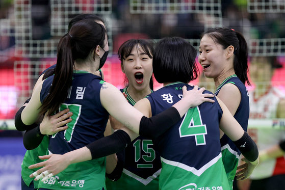 Suwon Hyundai Engineering & Construction Hillstate players celebrate after beating the Gwangju Pepper Bank AI Peppers 3-0 in a V League match at Suwon Gymnasium in Suwon, Gyeonggi on Saturday. The win puts Hillstate seven points clear at the top of the V League table.  [NEWS1]