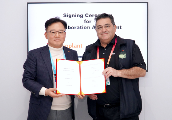 SK ecoplant CEO Park Kyung-il, left, and Plug and Play CEO Saeed Amidi pose after signing a business agreement on Thursday in Las Vegas. [SK ECOPLANT]