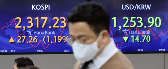 Electronic display boards at Hana Bank in central Seoul show stock and foreign exchange markets on Monday morning. [YONHAP]