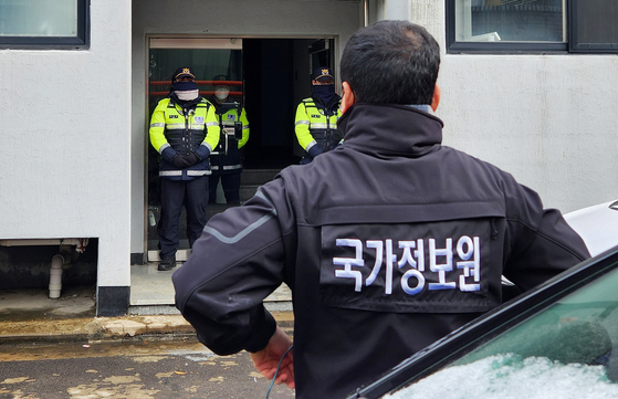 Police and the National Intelligence Service (NIS) conduct a raid on the home of a senior official of the Progressive Party’s Jeju branch last month for collaborating with North Korean agents in violation of the National Security Act. [NEWS1]