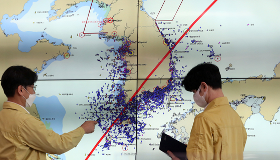 Officials from the Ministry of Oceans and Fisheries look at a trajectory prediction for NASA's retired Earth Radiation Budget Satellite (ERBS), monitoring the U.S. satellite reentering the Earth's atmosphere, on Monday at the government complex in Sejong. [NEWS1]