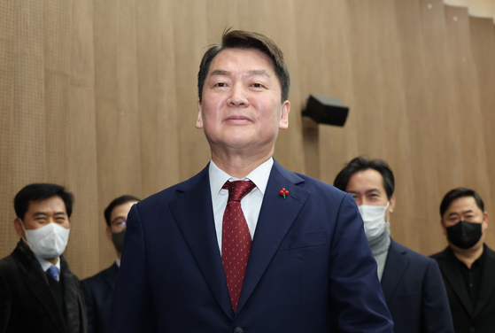 Rep. Ahn Cheol-soo leaves the National Assembly in Yeouido, western Seoul on Monday morning after announcing his bid for the party's chairmanship. [YONHAP]
