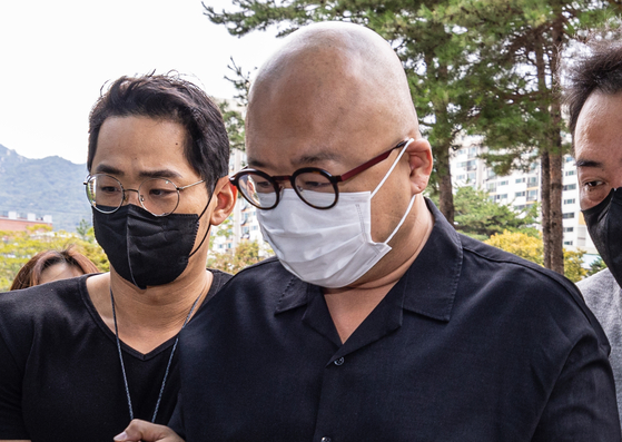 Composer and producer Don Spike enters the Seoul Northern District Court in Dobong District, Northern Seoul, last September for a warrant review requested by the police. [YONHAP]