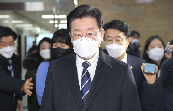Lee Jae-myung, head of the Democratic Party, leaves the National Assembly building in Yeouido, western Seoul, on Monday. [NEWS1] 