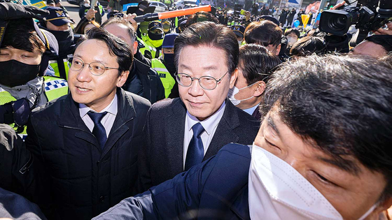 Democratic Party leader Lee Jae-myung heads to the prosecutors’ office for investigation in Seongnam, Gyeonggi, Tuesday. [YONHAP] 