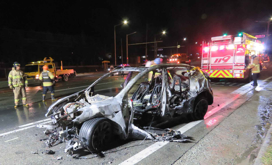 A Tesla caught fire on a national highway in Sejong on Monday night and was completely destroyed. [YONHAP] 