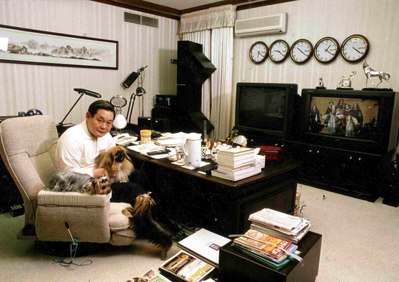 Lee Kun-hee, former Samsung chairman, in his office in Hannam-dong, central Seoul, in the 1990s. Speakers from Bowers & Wilkins and McIntosh are shown in the background. [JOONGANG PHOTO]