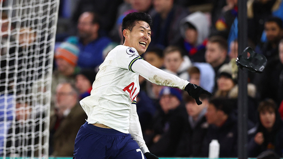 Tottenham Hotspur's Son Heung-min throws his mask away as he celebrates scoring against Crystal Palace at Selhurst Park in south London on Wednesday. [REUTERS/YONHAP]