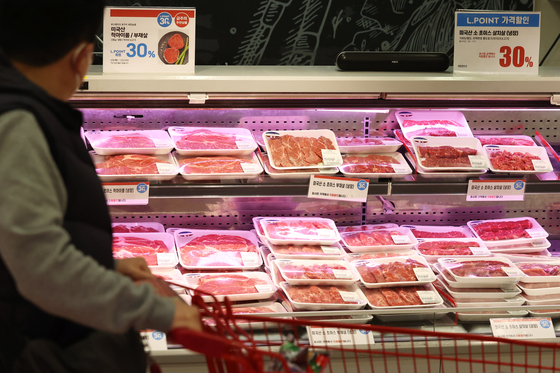U.S. beef is displayed at a retail outlet in Seoul on Tuesday. According to U.S. data, Korea is set to become the largest importer of U.S. beef for the second straight year last year, with its imports amounting to $2.45 billion from January-November. [YONHAP]