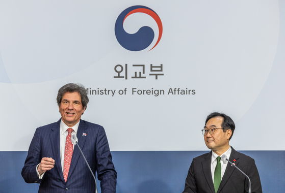 Jose W. Fernandez, U.S. under secretary of state for economic growth, energy, and the environment, left, and Lee Do-hoon, second vice foreign minister, speak with the press in Seoul after their meeting at the Foreign Ministry on Tuesday. [YONHAP] 