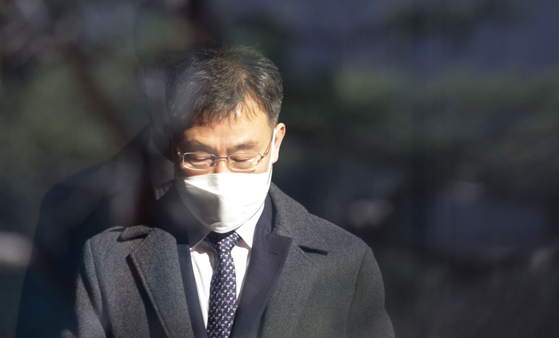 Hwacheon Daeyu owner Kim Man-bae arrives the Seoul Central District Prosecutors' Office on Monday. [YONHAP] 