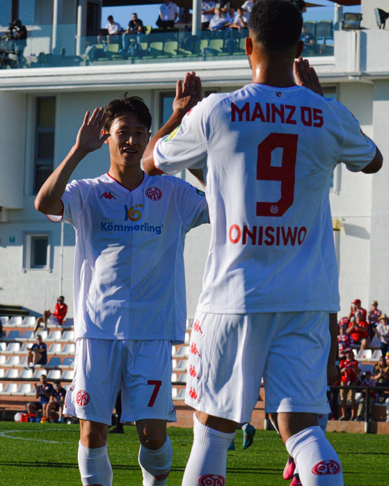 Mainz midfielder Lee Jae-sung, left, celebrates with teammate Karim Onisiwo during a friendly against Luzern at the Marbella Football Center in southern Spain in an image shared by the club Tuesday.  [MAINZ 05]