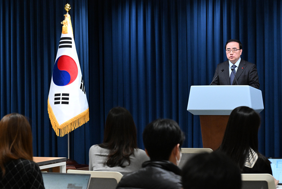 National Security Adviser Kim Sung-han announces that President Yoon Suk Yeol will make an eight-day trip to the United Arab Emirates (UAE) and Switzerland from Jan. 14 to 21 in a press briefing at the Yongsan presidential office in Seoul Tuesday. [JOINT PRESS CORPS]