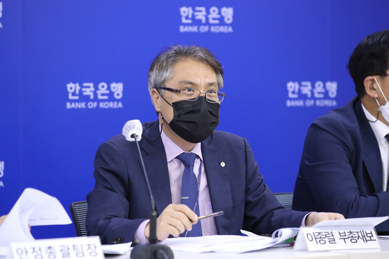 Bank of Korea Deputy Governor Lee Jong-ryeol speaks at a press conference on Sept. 22. [YONHAP]