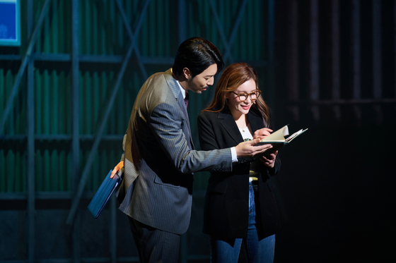 Jeong Sun-ah, right, lives two different lives in a parallel universe in the ongoing musical "If/Then" at Hongik Art Center in Jongno District, central Seoul. [SHOWNOTE]