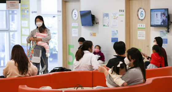 Pediatric patients are waiting for doctor's appointments at a children's hospital in Seongbuk District, northern Seoul, on Oct. 18, 2022. [YONHAP] 