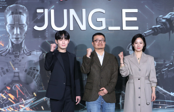From left, actor Ryu Kyung-soo, director Yeon Sang-ho, and actor Kim Hyun-joo pose for a photo at the press conference for "Jung_E" held at Lotte Cinema in Gwangjin District, eastern Seoul, on Thursday. [YONHAP]