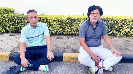 Kim Seong-tae, former chairman of SBW Group, right, and Yang Seon-gil, current chairman of SBW Group, at a golf course in Thailand on Tuesday evening shortly after they were arrested by Thai police [JOONGANG ILBO]