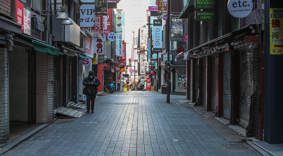 This picture from Jan. 29, 2021 shows the streets of Myeongdong in central Seoul, which were mostly bleak and abandoned. [YONHAP]