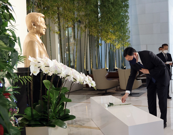Lotte Group Chairman Shin Dong-bin pays his tribute to Lotte founder Shin Kyuk-ho at Lotte World Tower in eastern Seoul, Thursday. [LOTTE]