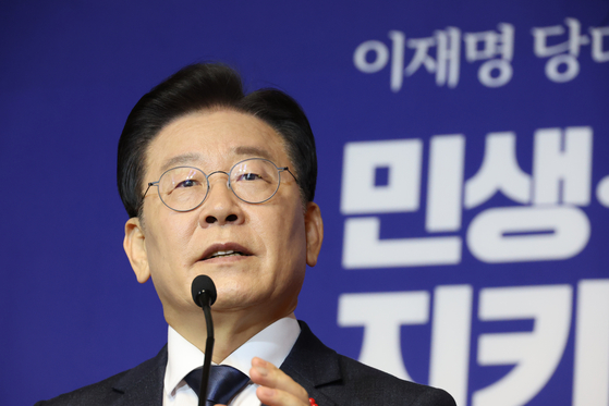 Democratic Party leader Lee Jae-myung responds to a reporter's question during his New Year's press conference at the National Assembly in Yeouido, western Seoul on Thursday. [YONHAP]