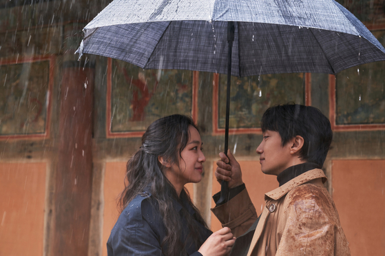 Actors Tang Wei and Park Hae-il in "Decision to Leave" (2022) [CJ ENM]