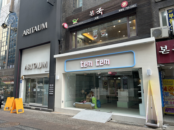 Both Aritaum and Tem Tem stores in Myeongdong, shown here, are vacant. [SHIN MIN-HEE]