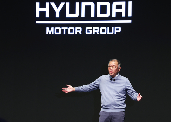 Hyundai Motor Group Executive Chair Euisun Chung speaks during the company's New Year Greetings event held on Jan. 3 at its Namyang R&D Center in Gyeonggi. [YONHAP]