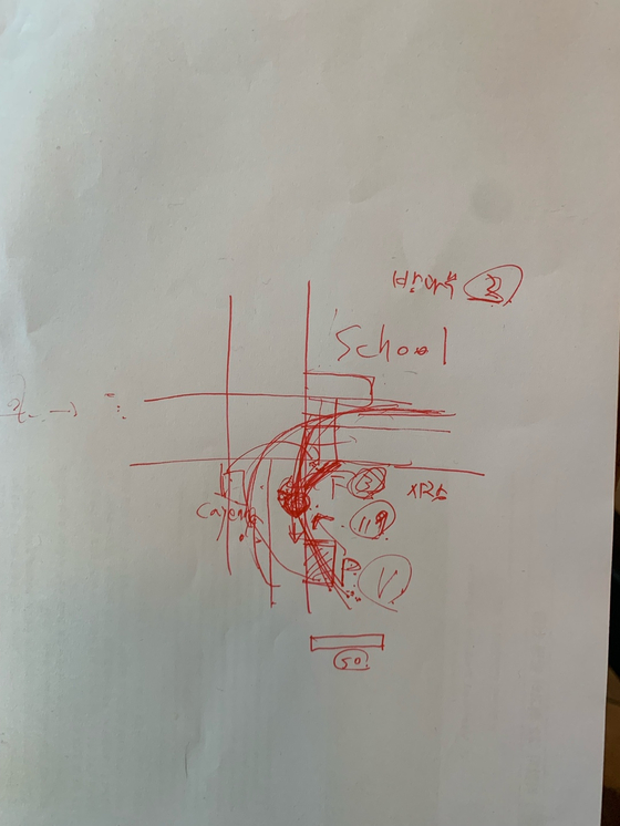 A sketch by the mother of Lee Dong-won, a third-grader who died in a school zone crash, explaining the accident. Lee was killed by a drunk-driving car outside the back gate of the school. [SEO JI-EUN]