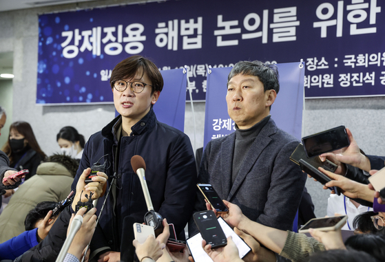 Lawyer LimJae-sung, left, and Kim Young-hwan, a director of the civic group the Center for Historical Truth and Justice, speak with the press just outside the venue for the forced labor forum hosted by the Foreign Ministry at the National Assembly in Seoul on Thursday. [KIM SEONG-RYONG]