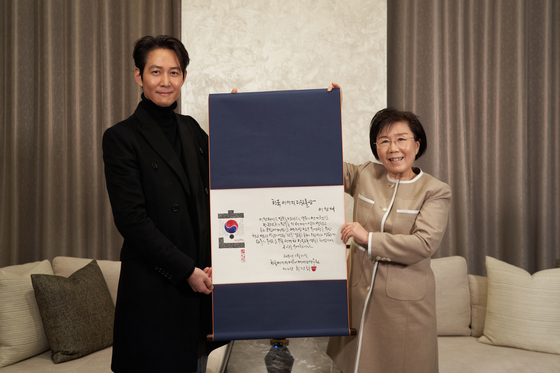 Actor Lee Jung-jae, left, and Choi Jung-hwa, president of the Corea Image Communication Institute, are shown in a pre-recorded video. Lee was given the Korea Image Stepping Stone Award. [CICI]