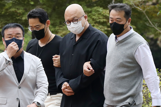 Producer and composer Don Spike enters the Seoul Northern District Court in Dobong District, Northern Seoul, last September for a warrant review requested by the police.