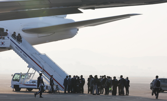 Reporters board the presidential jet at Seoul Air Base, just south of the capital, on Nov. 11, 2022, to cover President Yoon Suk Yeol's trip to Cambodia and Indonesia. [YONHAP]