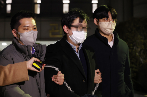 A real estate agent accused of a massive housing rental scam leaves the court in southern Seoul on Thursday. [YONHAP] 