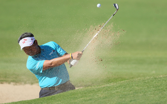 K.J. Choi plays a shot from a bunker on the tenth hole during the first round of the Sony Open in Hawaii at Waialae Country Club in Honolulu, Hawaii on Thursday.  [AFP/YONHAP]