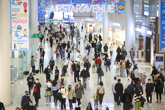 Incheon International Airport is crowded with tourists on Jan. 1. [YONHAP] 