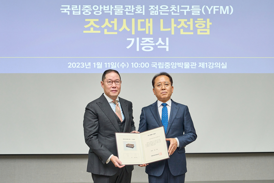 Cho Hyun-sang, vice chairman of Hyosung Group, left, and Yoon Sung-yong, director-general of the National Museum of Korea [NATIONAL MUSEUM OF KOREA]