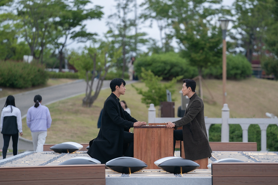 Actors play a game of Go at Cheongna Lake Park in Seo District, Incheon. [NETFLIX] 