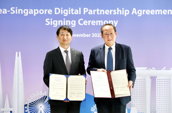 Korean Trade Minister Ahn Duk-geun, left, and Singapore's Second Trade Minister Tan See Leng pose for a photo after signing a Korea-Singapore digital partnership agreement on Nov. 21, 2022. [YONHAP]